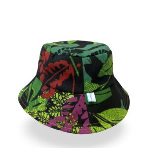 Bob réversible porté côté wax, tissu noir à motifs feuillage tropicaux verts, rouges et violets