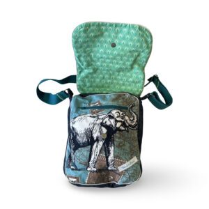 Sac bandoulière ouvert avec rabat à fleurs violettes et poche extérieure à motifs d’éléphants colorés
