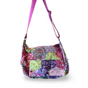 Sacoche bandoulière patchwork colorée avec motifs floraux et sangle rose ajustable vue de face