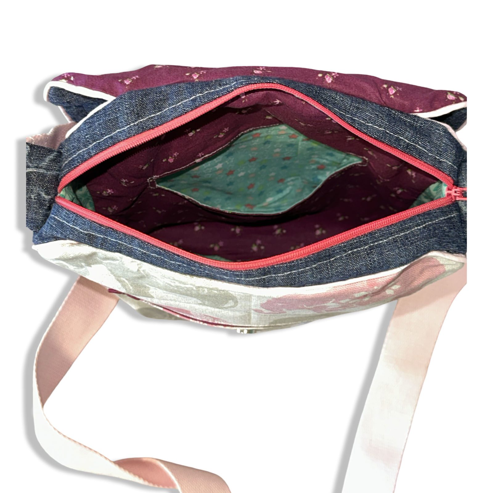 Vue intérieure du sac bandoulière avec doublure fleurie et compartiment intérieur turquoise