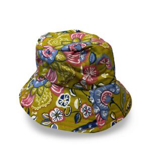 Bob réversible porté côté jaune, imprimé floral coloré sur fond moutarde